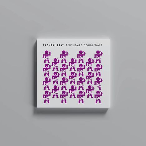 Text: "BRONSKI BEAT · TRUTHDARE DOUBLEDARE". Illustration: Wiederholte lila Robotermotive auf weißem Hintergrund.