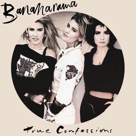 „Bananarama“ und „True Confessions“ in verspielter Schrift. Drei Frauen posieren in moderner Kleidung.