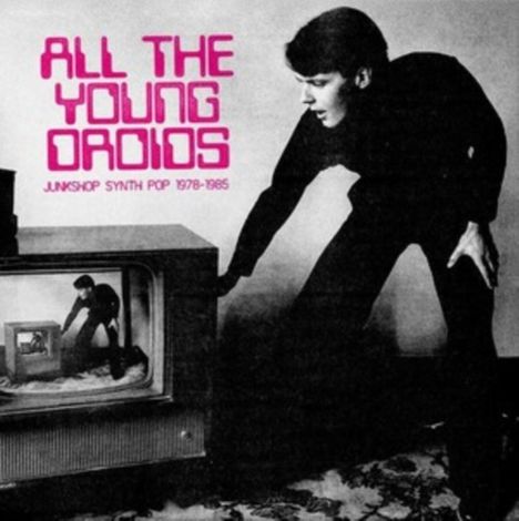 „ALL THE YOUNG DROIDS, JUNKSHOP SYNTH POP 1978-1985“. Ein Mann beugt sich über einen Fernseher mit demselben Bild.