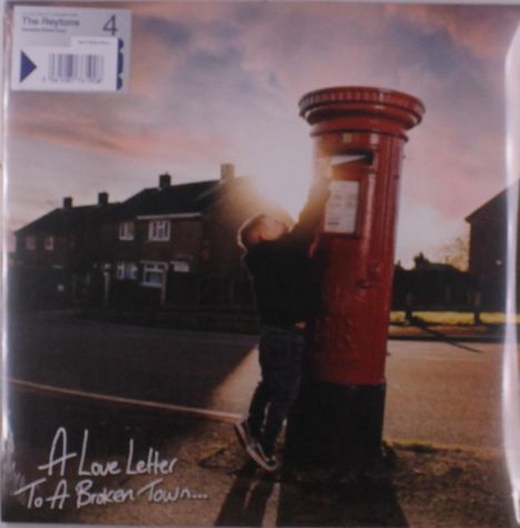 Texte: "A Love Letter To A Broken Town...". Ein Kind streckt sich zu einem großen, roten Briefkasten. Hintergrund: Häuser, Sonnenuntergang.
