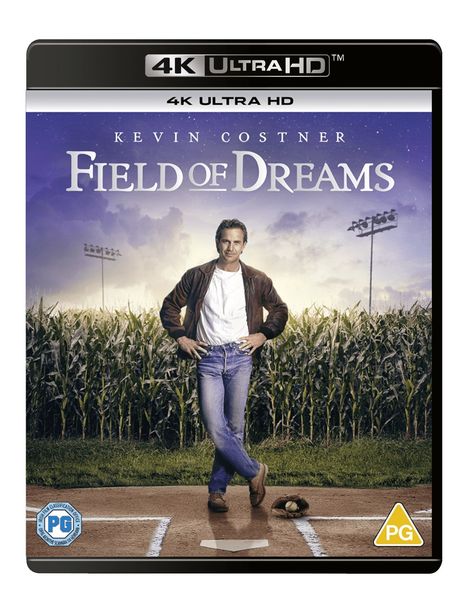 "4K ULTRA HD" und "FIELD OF DREAMS". Ein Mann steht auf einem Baseballfeld vor einem Maisfeld.
