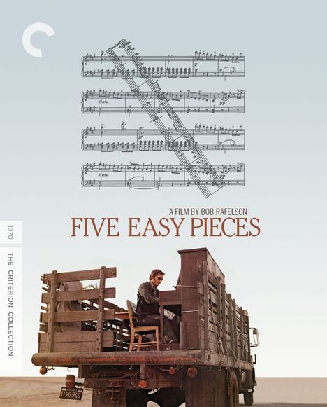„A FILM BY BOB RAFELSON. FIVE EASY PIECES.“ Noten und ein Mann am Klavier auf einem Lastwagen in der Wüste.