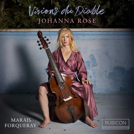 "Visions du Diable, Johanna Rose, Marais Forqueray, Rubicon." Eine Frau in rosa Kleid mit Instrument in blauem Raum.