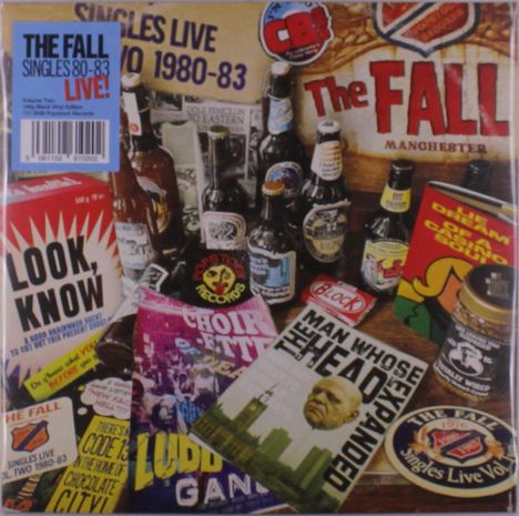 "The Fall. Singles Live 1980-83." Im Hintergrund sind Flaschen, bunte Poster und eine Sammlung von Album-Covern zu sehen.