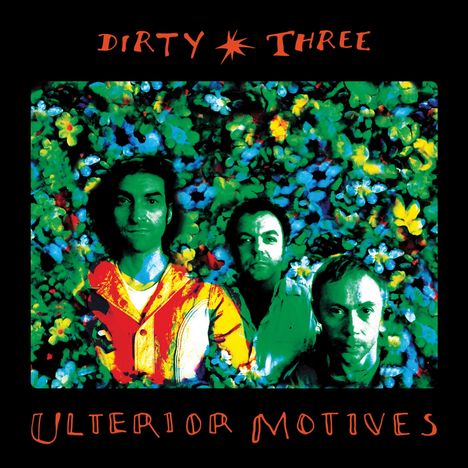 "DIRTY THREE" oben, "ULTERIOR MOTIVES" unten in roter Schrift. Davor drei Männer vor buntem Blumenhintergrund.