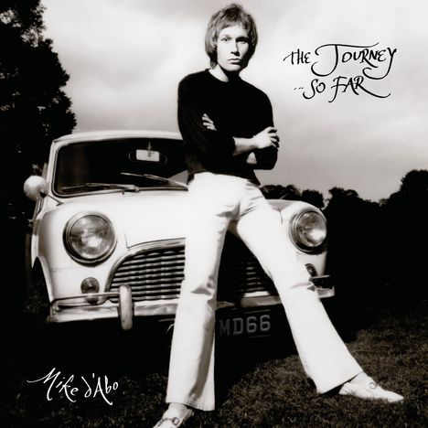 Schwarze Schrift "The Journey ... So Far". Person lehnt an einem Oldtimer. Oberkörper schwarz, Hose weiß.