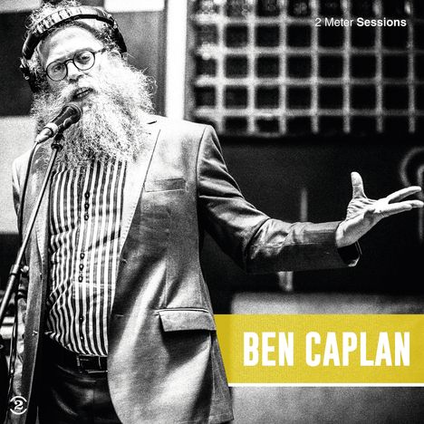 "2 Meter Sessions" oben rechts. "BEN CAPLAN" in gelbem Balken unten rechts. Ein bärtiger Mann singt in ein Mikrofon.