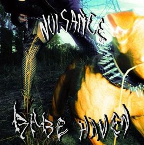 "Nuisance" und "Babe Haven" in verzerrter Schrift. Ein Hund mit Stachelhalsband, im Hintergrund Pflanzen und Metallstrukturen.