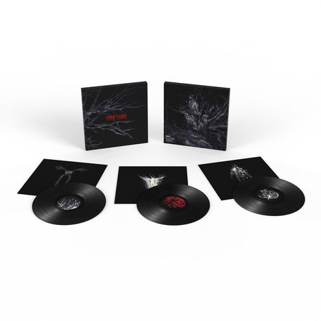 Text "IRON LUNG" in Rot. Zwei schwarze Plattencover mit baumartigen Designs. Drei Vinylplatten mit abstrakter Kunst.