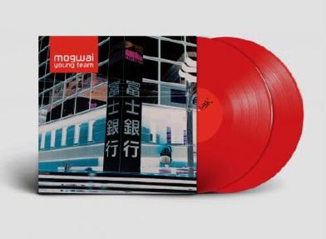 "mogwai young team" steht oben links. Zwei rote Schallplatten neben einem städtischen Designcover.