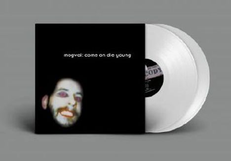 Albumcover mit weißem Text "mogwai: come on die young", verschwommenes Gesicht links, zwei weiße Vinyl-Schallplatten rechts.