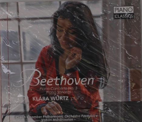 "Piano Classics", "Beethoven Piano Concerto No. 3", Klára Würtz am Klavier; Frau in Rot spielt Klavier.