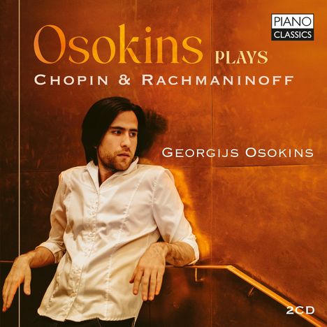 "Osokins plays Chopin & Rachmaninoff, Georgijs Osokins, 2CD. Mann in weißem Hemd lehnt an einer goldenen Wand."