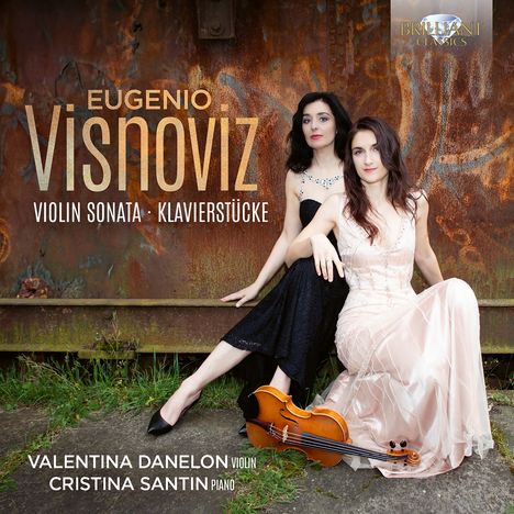 Texte: "Eugenio Visnoviz, Violin Sonata, Klavierstücke, Valentina Danelon Violin, Cristina Santin Piano". Zwei Frauen in eleganten Kleidern sitzen vor einer rostigen Metallwand, mit einer Violine auf dem Boden.