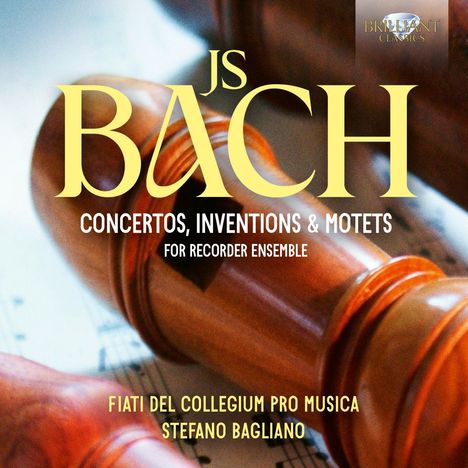 "JS Bach: Concertos, Inventions & Motets for Recorder Ensemble. Fiati del Collegium Pro Musica, Stefano Bagliano." Ein Detail eines Recorders liegt auf Noten.