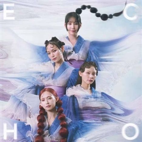 Text "ECHO". Vier Frauen in blauen Gewändern, moderne Frisuren, vor einem abstrakten Hintergrund in Lila- und Blautönen.