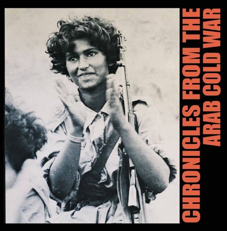 Text: "CHRONICLES FROM THE ARAB COLD WAR". Junge Person in Uniform mit lockigem Haar, hält ein Gewehr, wirkt bestimmt.