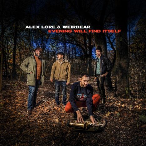Text: "Alex Lore & Weirdear - Evening Will Find Itself". Vier Personen im Wald, einer hockt mit einem Saxophon.