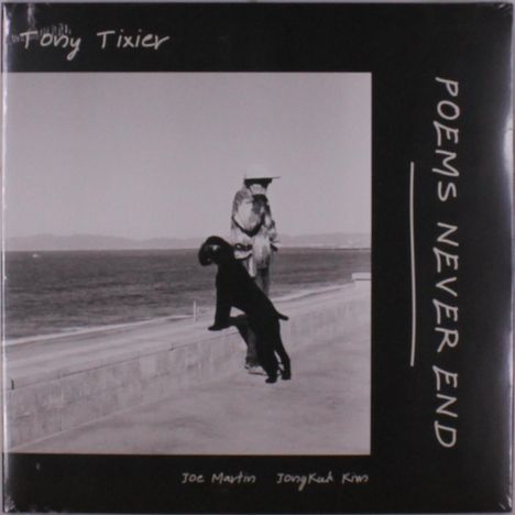 „Tony Tixier“, „Poems Never End“, „Joe Martin“, „JongKuk Kim“. Schwarz-Weiß-Szene mit einer Person und einem Hund am Ufer.