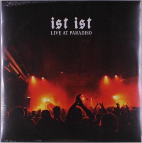 "ist ist LIVE AT PARADISO" steht oben. Menschenmenge unter rotem Bühnenlicht, Hände in der Luft.