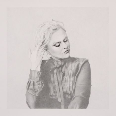 Keine erkennbaren Texte. Eine detaillierte Bleistiftzeichnung einer Frau mit hellem Haar und eleganter Bluse.