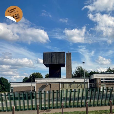 Oben links steht: "The High Span". Ein modernes Gebäude mit Zaun und blauem Himmel im Hintergrund.