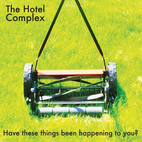 "The Hotel Complex. Have these things been happening to you?" Ein Rasenmäher auf einer grünen Wiese.
