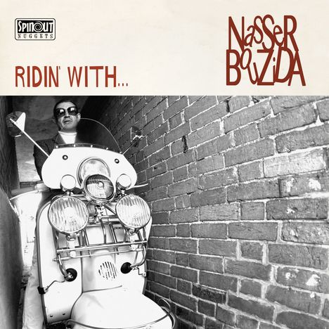 Text: "Ridin' With... Nasser Bouzida". Logo: "Spinout Nuggets". Schwarz-Weiß-Foto: Person auf einem Roller in enger Ziegelgasse.