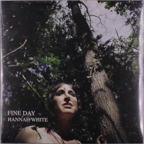 Text: "FINE DAY HANNAH WHITE". Eine Frau schaut in den Himmel, umgeben von hohen Bäumen und dichtem Laub.