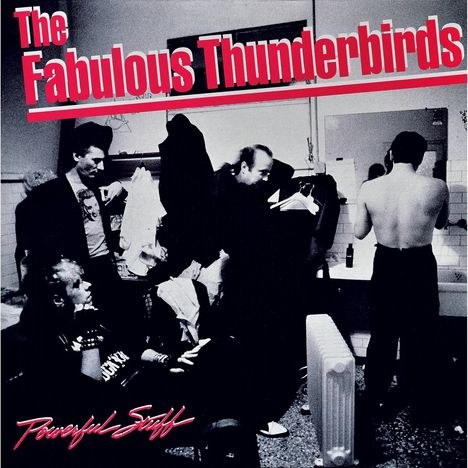 „The Fabulous Thunderbirds“, „Powerful Stuff“. Vier Männer in einem Umkleideraum, einer ist rückenfrei und wäscht sich.