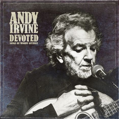 Text: "Andy Irvine, Devoted, Songs of Woody Guthrie." Schwarz-weiß-Foto eines Mannes mit Gitarre und Mikrofon.