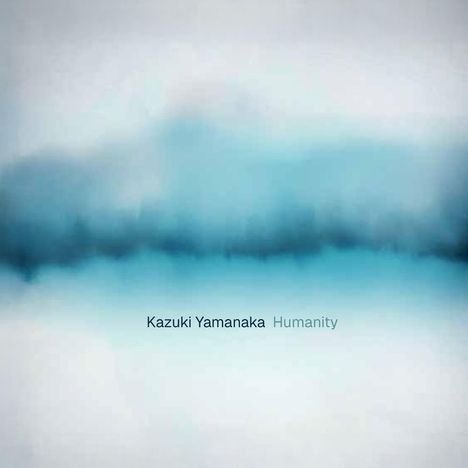Text: "Kazuki Yamanaka Humanity". Pastellfarbene, verschwommene Blautöne.