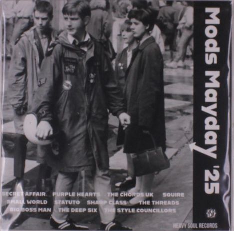 "Mods Mayday '25" steht rechts vertikal. Jugendliche in Parkas stehen auf der Straße, schwarz-weiß Fotografie.