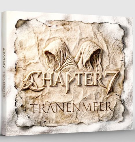 Text: CHAPTER 7, TRÄNENMEER. Skulpturale, verhüllte Figuren in Stein eingraviert.