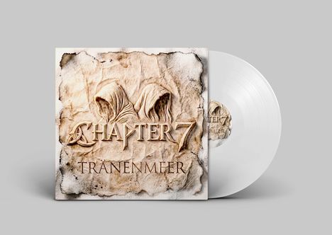 Auf einer gealterten Oberfläche steht "CHAPTER 7 TRÄNENMEER". Zwei Kapuzengestalten sind als Relief dargestellt. Auf einem weißen Vinyl.