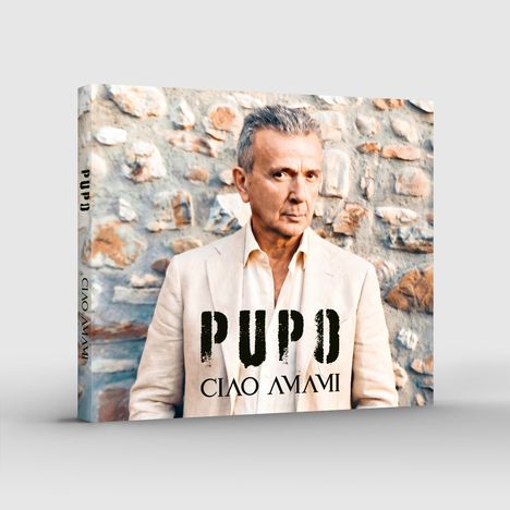 "Pupo, Ciao Amami" steht auf einem CD-Cover. Ein Mann in beiger Kleidung steht vor einer Steinmauer.