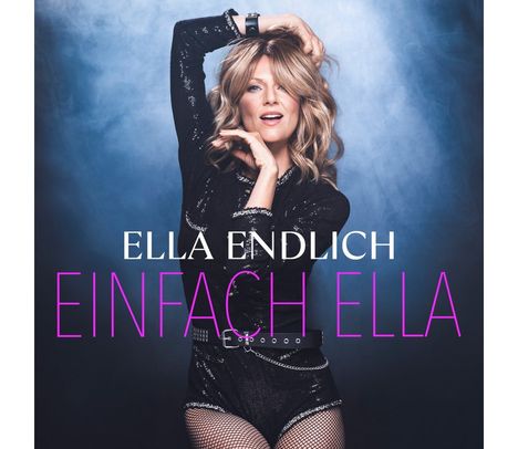Texte: "ELLA ENDLICH", "EINFACH ELLA". Frau in schwarzem Outfit vor blauem Hintergrund, Pose mit Händen im Haar.