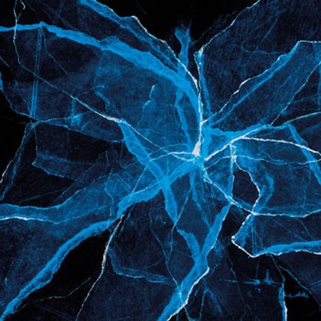 Abstraktes Kunstwerk mit leuchtend blauen, zerbrochenen Linien auf schwarzem Hintergrund.