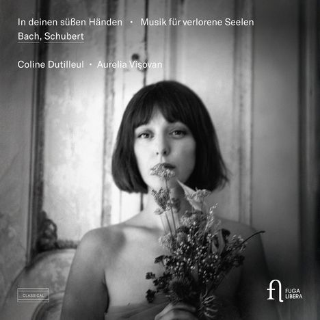 "In deinen süßen Händen, Musik für verlorene Seelen, Bach, Schubert; Coline Dutilleul, Aurelia Vișovan." Frau mit Blumenstrauß.