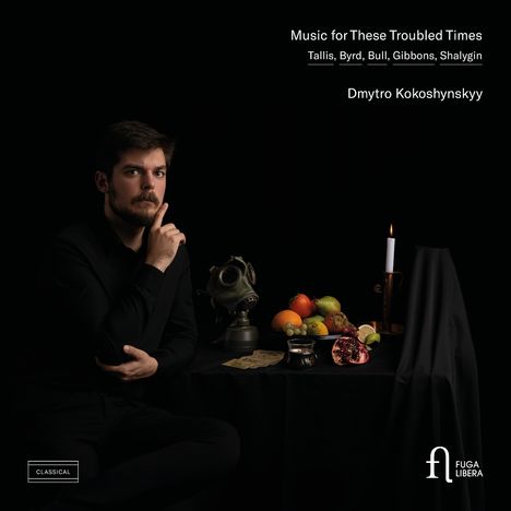 "Music for These Troubled Times. Tallis, Byrd, Bull, Gibbons, Shalygin. Dmytro Kokoshynskyy." Mann neben Gasmaske und Obst.