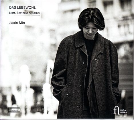 "Das Lebewohl", "Liszt, Beethoven, Barber", "Jiaxin Min". Schwarz-weiße Aufnahme einer Person mit gesenktem Kopf, Mantel. Logo rechts.