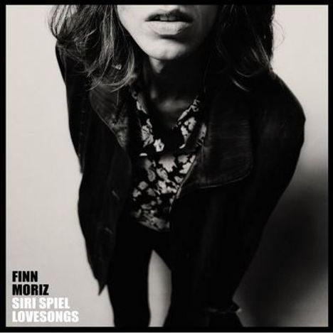 Text: "Finn Moriz", "Siri Spiel", "Lovesongs". Schwarz-Weiß-Foto eines Menschen in Lederjacke mit floralem Hemd.