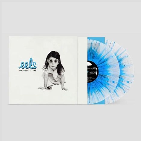 „Eels, beautiful freak“ steht neben einem gemalten Mädchen. Zwei blaue, gesprenkelte Schallplatten sind sichtbar.