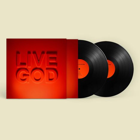 "LIVE GOD" in großen erhabenen Buchstaben auf einer roten Schallplattenhülle mit zwei schwarzen Vinyls daneben.
