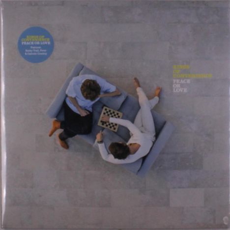 Auf blauem Kreis: "Kings of Convenience: Peace or Love". Zwei Personen spielen Schach auf einem Sofa. Draufsicht.