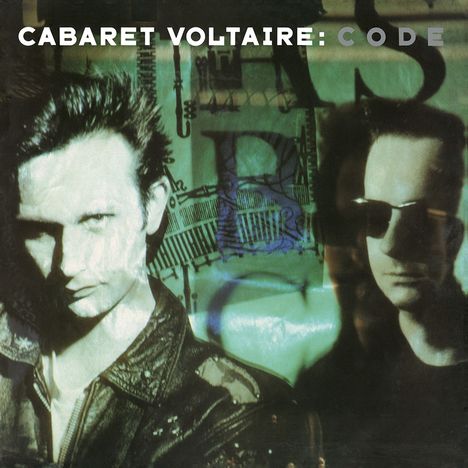 „CABARET VOLTAIRE: C O D E“. Zwei Männer vor einem grünen, gemusterten Hintergrund, einer trägt Sonnenbrille.