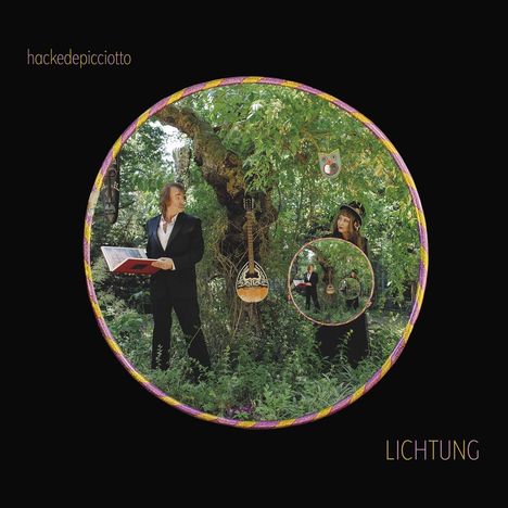 "hackedepicciotto" oben links, "LICHTUNG" unten rechts. Zwei Personen in einem Wald, eine hält ein Buch, eine trägt Hut.