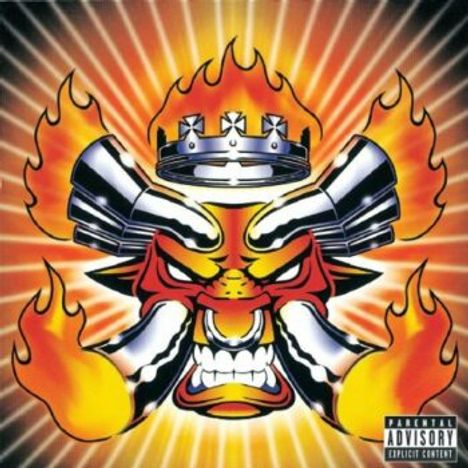 "Parental Advisory Explicit Content" steht unten. Es zeigt ein feuerspeiendes, stilisiertes Gesicht mit Krone und Pistolen.