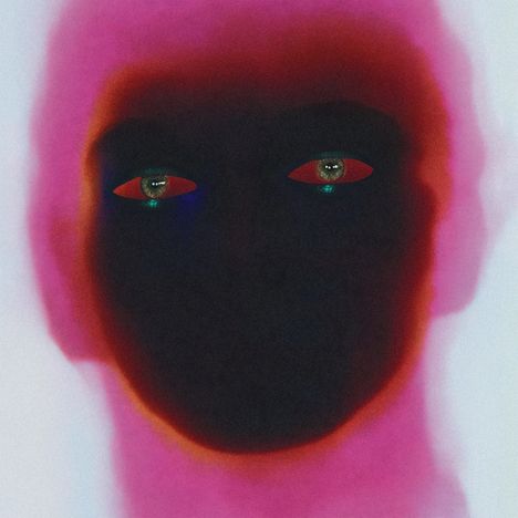 Dieses abstrakte Bild zeigt ein dunkles Gesichtsfeld mit leuchtenden Augen, umgeben von einem rosa und roten Schimmer.