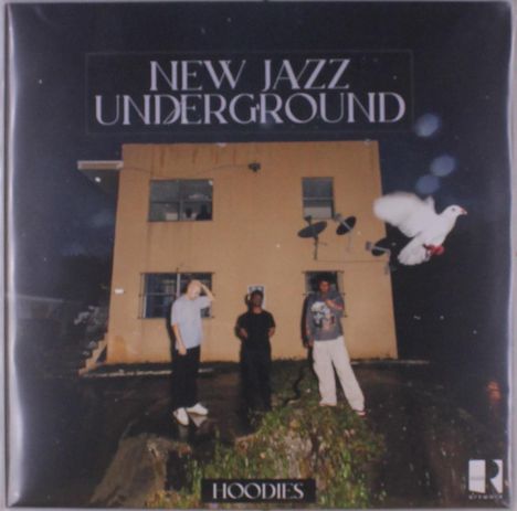 "NEW JAZZ UNDERGROUND. HOODIES". Drei Personen vor einem beigen Gebäude, eine Taube fliegt rechts.